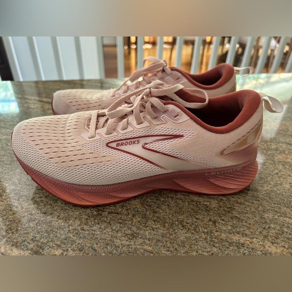 Brooks Levitate Women’s Size 9.5